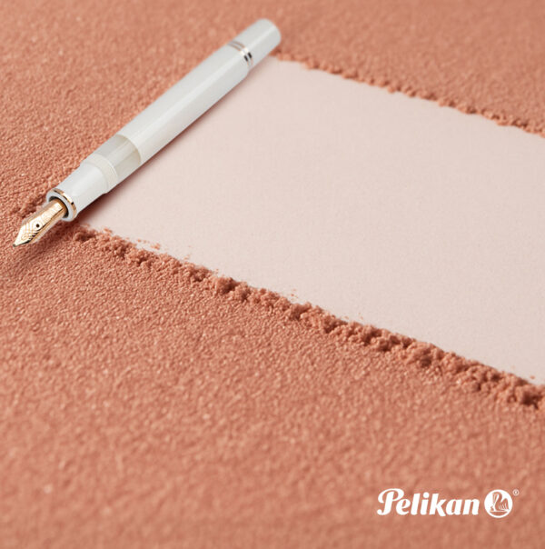 Pelikan Souverän M600 White and Rose Gold Special Edition fountain pen sand