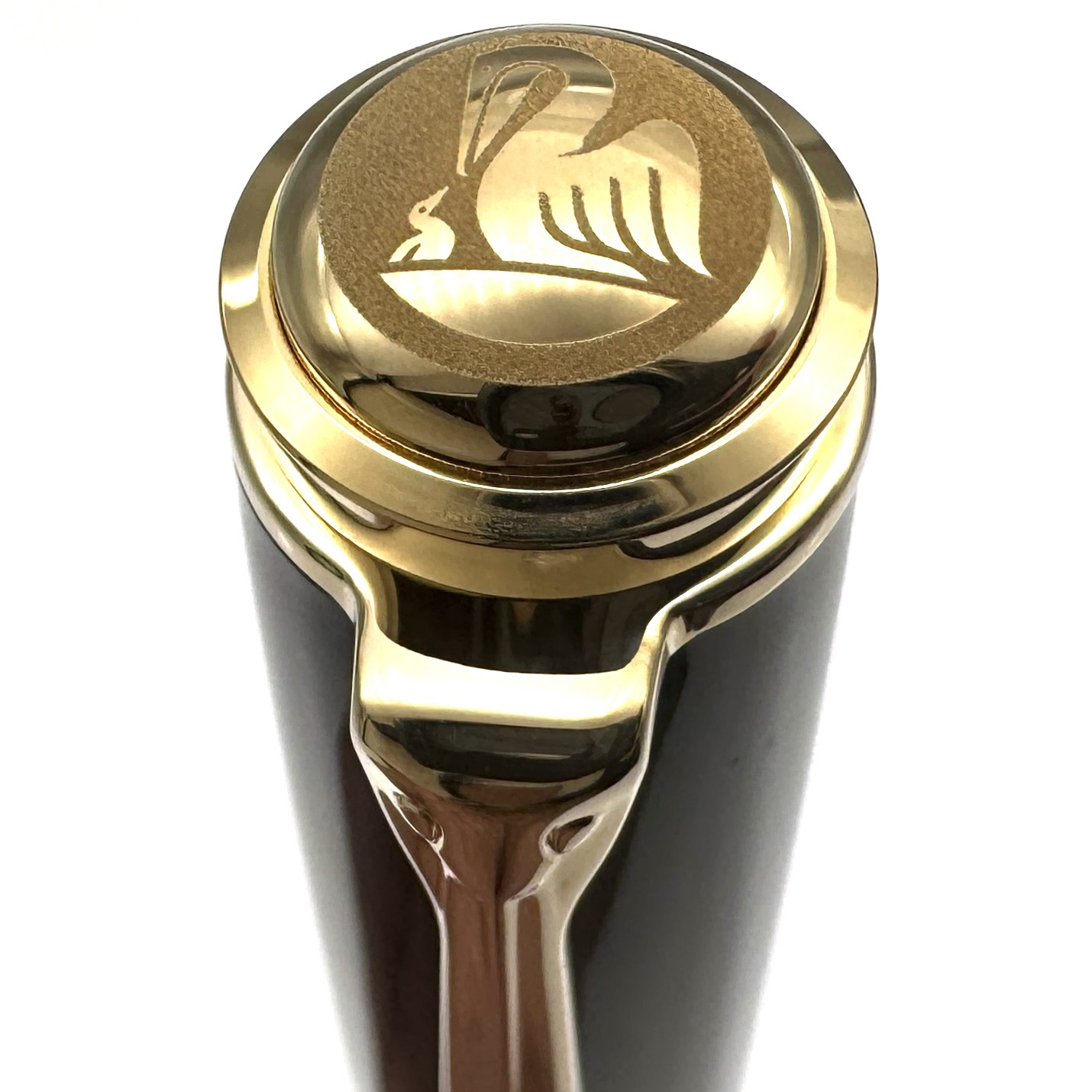Pelikan-M1000-Souveran-Black_cap-close
